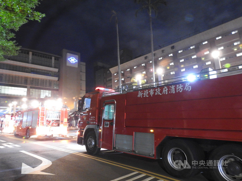 明志科技大學12日晚間發生實驗室意外,疑學生將重鉻酸鉀倒入廢液桶與不明物質起化學作用,造成大量毒煙冒出,警消獲報趕往處理,上百名學生緊急疏散。中央社記者王鴻國攝 108年12月12日
