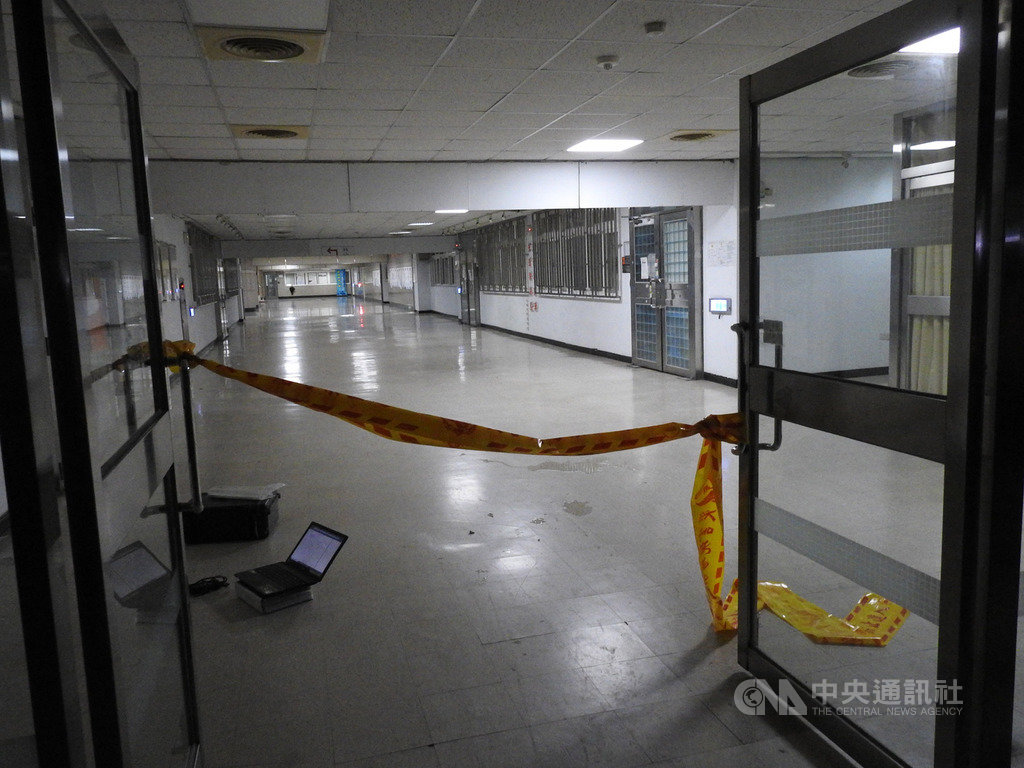 明志科技大學12日晚間發生實驗室意外,疑學生將重鉻酸鉀倒入廢液桶時,與不明物質起化學作用冒大量毒煙,警消獲報到場處理並封鎖現場。中央社記者王鴻國攝 108年12月12日