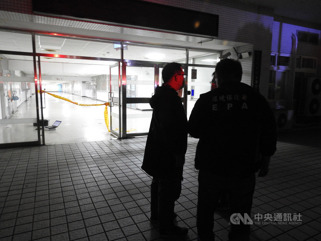 明志科技大學12日晚間發生實驗室意外,疑學生將重鉻酸鉀倒入廢液桶時,與不明物質起化學作用冒大量毒煙,環保署毒災應變隊到場處理。中央社記者王鴻國攝 108年12月12日
