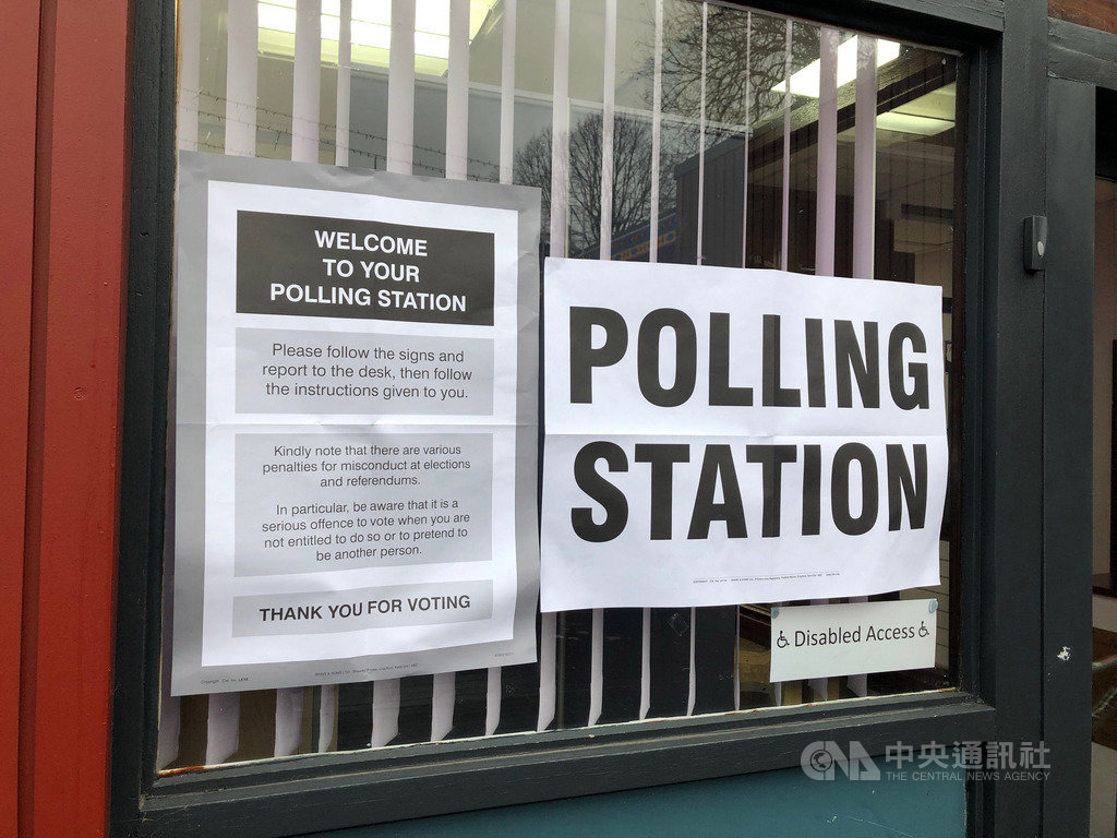 英國下議院大選12日登場,雖然倫敦天氣陰冷,選民依舊抓緊雨停時機出門投票。中央社記者戴雅真倫敦攝 108年12月12日