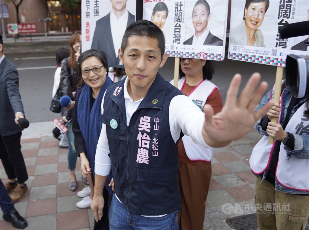 民進黨台北市第3選區(中山、北松山)立委參選人吳怡農(前)12日一早邀請總統府資政葉菊蘭(左),在捷運中山國中站外拜票,向通勤族揮手問好。中央社記者徐肇昌攝 108年12月12日