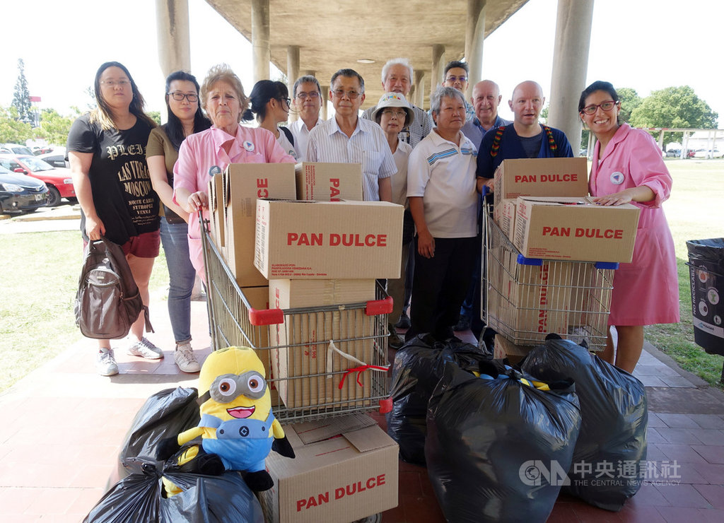 耶誕節將近,台灣僑民聯合會僑胞和阿根廷慕義基督長老教會,基於服務社會宗教理念及回饋當地社會,11日到醫院關懷住院病童,贈送耶誕禮物。中央社記者汪碧治布宜諾斯艾利斯攝 108年12月12日