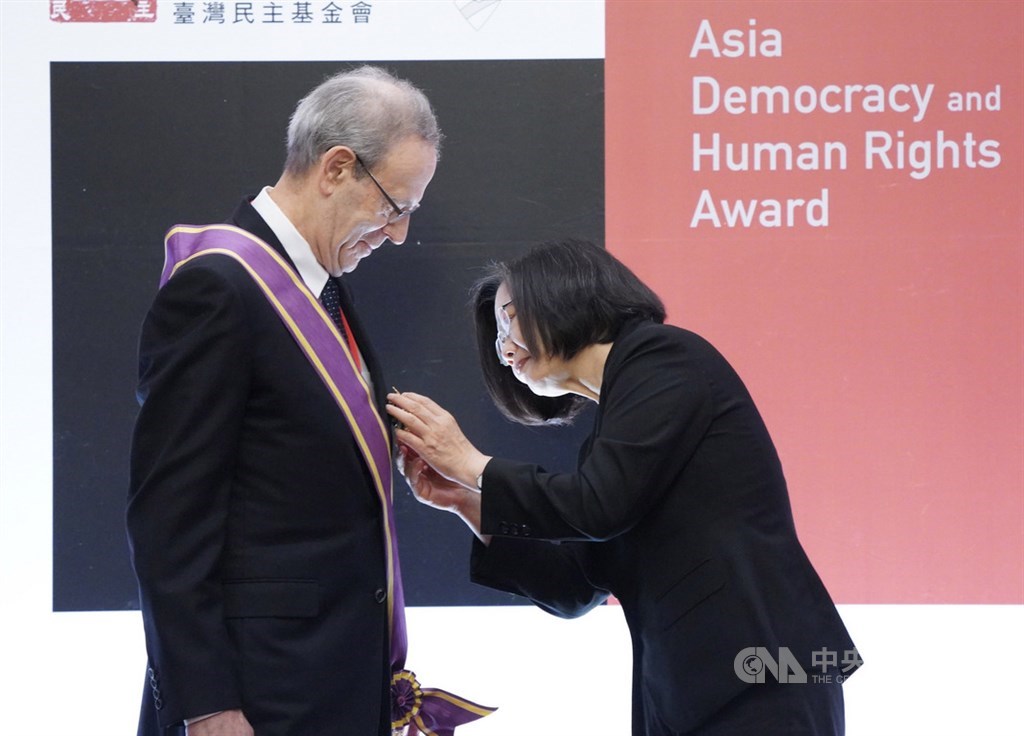 葛胥曼(左)10日出席台灣民主基金會舉辦的亞洲民主人權獎頒獎典禮,並於會中接受總統蔡英文(右)頒授「大綬景星勳章」,表彰他對自由民主及台美關係的貢獻。中央社記者徐肇昌攝 108年12月10日