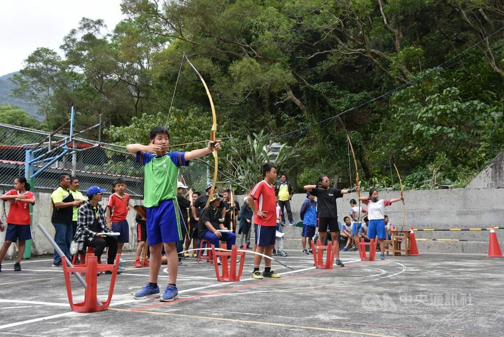 南迴公路拓寬工程即將完工,隨父母在山區工地住4年的郭銘豐(前左)融入草埔村排灣族部落,也變成了射箭高手,且愛上台東,要留在台東將國中唸完。(鄭敬伶提供)中央社記者盧太城台東傳真 108年12月12日