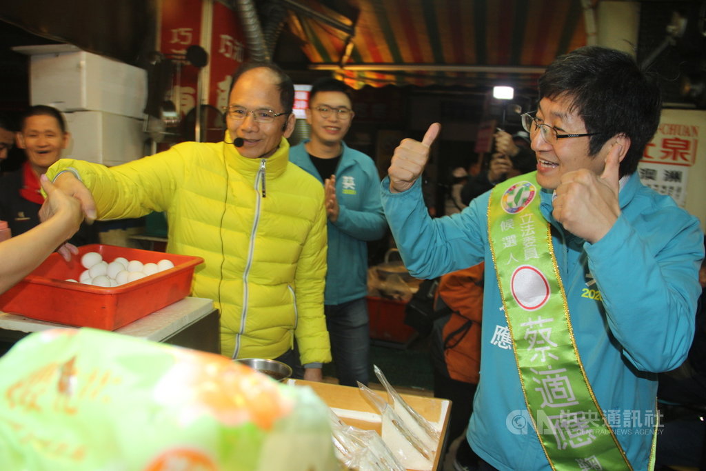 前行政院長游錫堃(前排左)12日凌晨4時許陪同爭取連任的民主進步黨籍立法委員蔡適應(右)前往基隆崁仔頂漁市掃街拜票,受到不少攤商熱情歡迎。中央社記者王朝鈺攝 108年12月12日