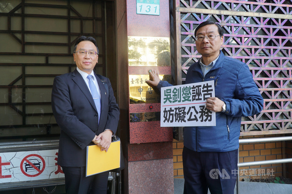 中國國民黨立法院黨團總召曾銘宗(右)12日在律師陪同下,到台北地檢署按鈴控告外交部長吳釗燮誣告及妨害公務等罪。中央社記者林長順攝 108年12月12日