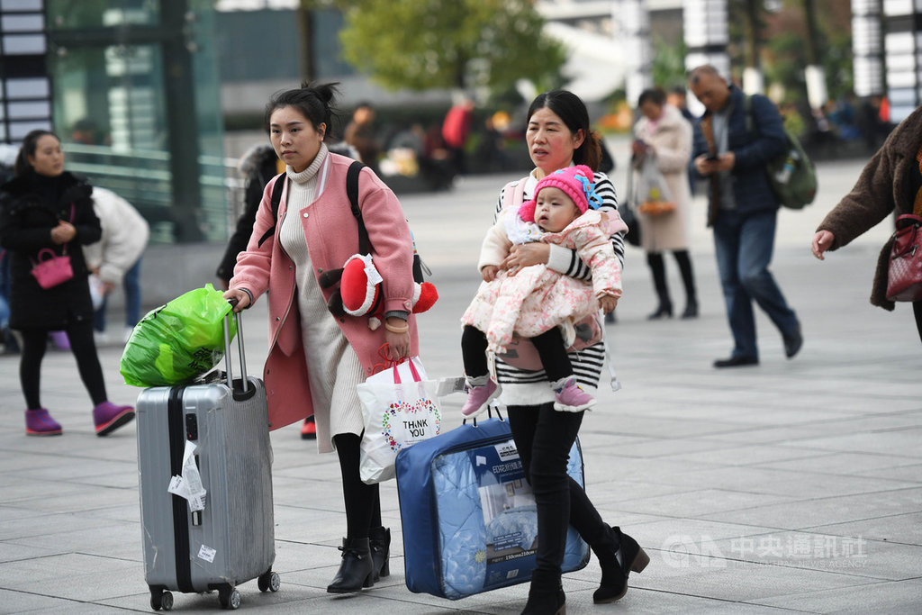 中國大陸2020年春運火車票12日開始預售,全國鐵路預計發送旅客4.4億人次。圖為12月5日重慶北站廣場上的旅客。(中新社提供)中央社記者周慧盈北京傳真 108年12月12日