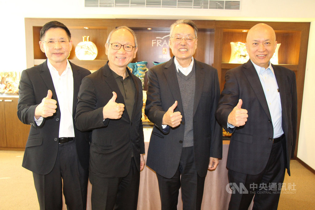 國內首家文化科技種子基金正式啟動,科文雙融公司12日成立,宏碁集團創辦人施振榮(右2)擔任董事長,將加速推動台灣藝文展演產業化。(智榮基金會提供)中央社記者吳家豪傳真 108年12月12日