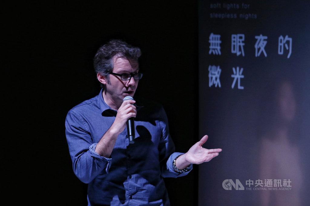 河床劇團新作「無眠夜的微光」12日舉行彩排記者會,來自美國的導演郭文泰(圖)表示,希望透過演出的50分鐘,呈現截然不同的氣氛與節奏,帶觀眾從忙碌日常生活抽身,純粹享受當下。中央社記者洪健倫攝 108年12月12日