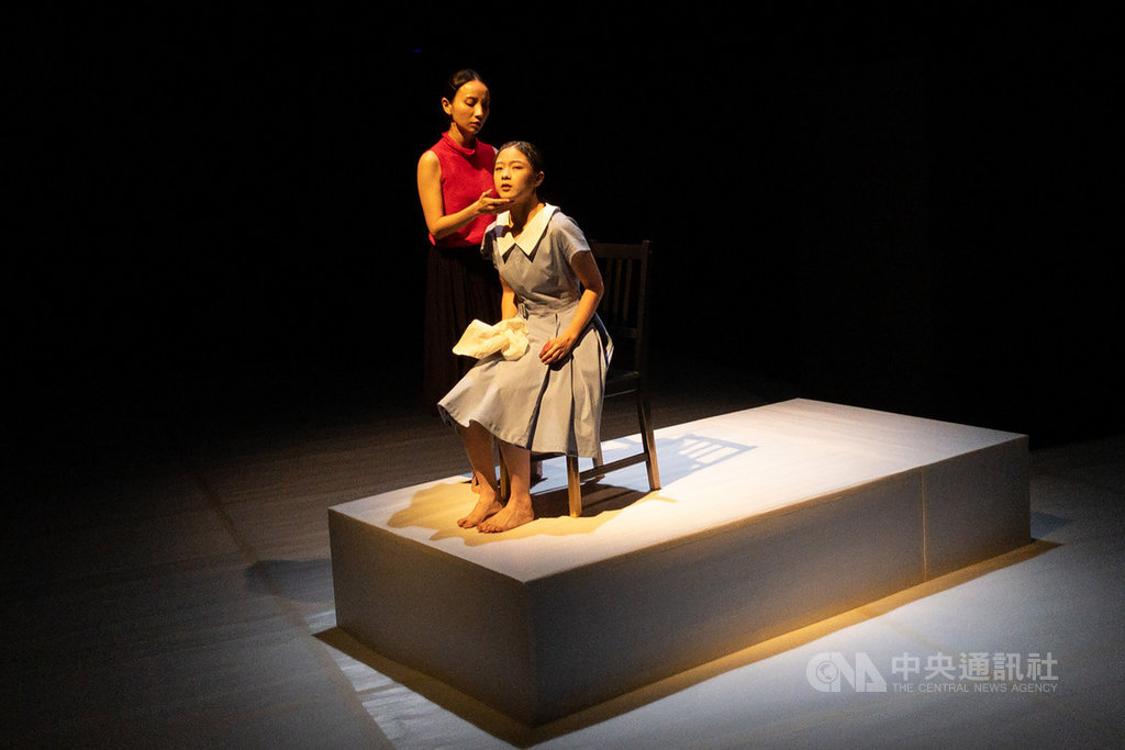 河床劇團12日在國家戲劇院實驗劇場舉行新作「無眠夜的微光」彩排記者會,探討都市人失眠背後的原因。導演郭文泰以配樂家漢斯季默(Hans Zimmer)的音樂當作「劇本」,更反映了創作成員面對國內外社會動盪的心境。中央社記者洪健倫攝 108年12月12日