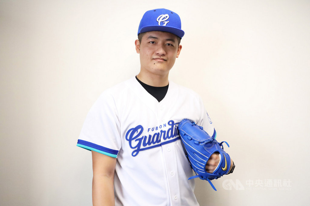 中職富邦悍將隊12日宣布,季中選秀第8指名投手楊程皓於近日完成兵役,以簽約金新台幣30萬元、一軍月薪7.5萬元,另帶激勵獎金20萬元的條件完成簽約。(富邦悍將提供)中央社記者楊啟芳傳真 108年12月12日