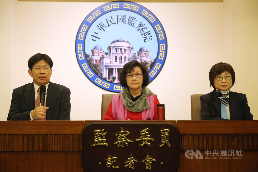 監察院12日召開記者會,監察委員王幼玲(中)、高涌誠(左)、楊芳婉(右)表示,法務部及所屬矯正署無法提供身障受刑人適切服務,因此提出糾正。中央社記者游凱翔攝 108年12月12日