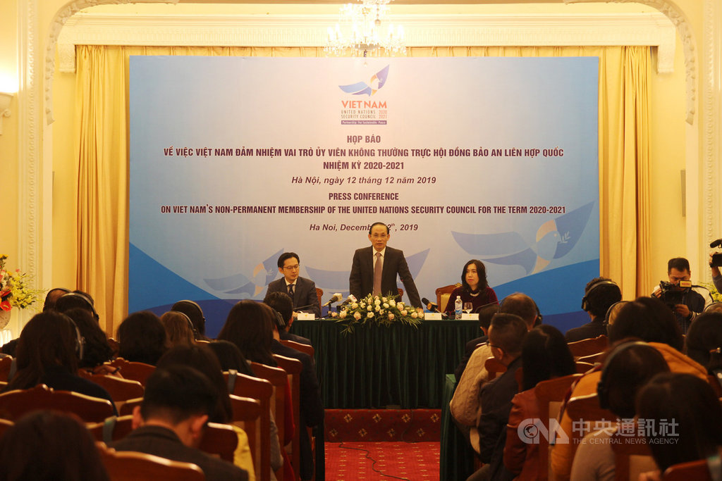 越南等5國將成為聯合國2020-2021年安理會非常任理事國,越南外交部副部長黎淮忠(中)12日表示,越方將持續推動融入國際,提高多邊機制的作用,為維護國際和平與安全做出貢獻。中央社河內攝 108年12月12日