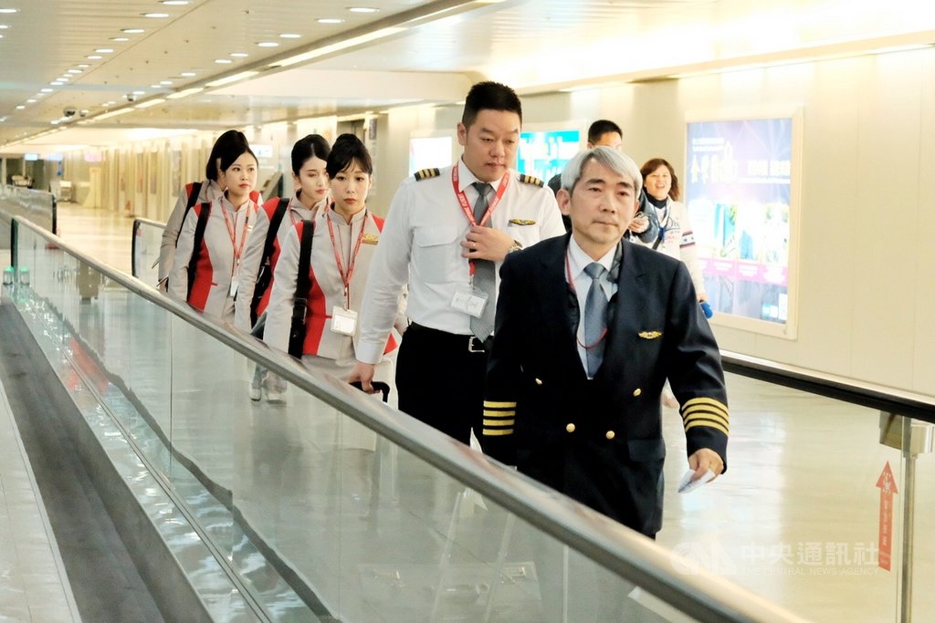 遠東航空機組人員表示,大家都很不捨,但很開心圓滿達成任務,地勤及機組人員彼此的感情都很好,所以大家特別到停機坪接機,一起拍攝大合照。因為公司還在繼續努力,未來會暫時休息一下,也希望可以獲得協助,讓事件有個美好的結果。中央社記者吳睿騏桃園攝 108年12月12日