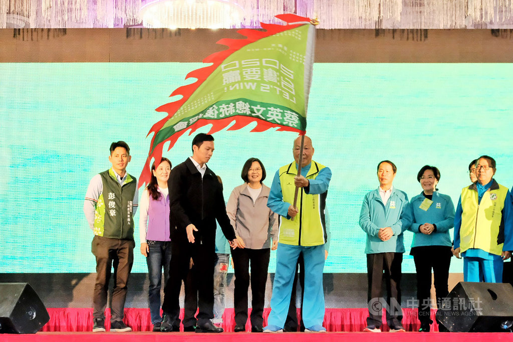 2020全國慈惠堂挺小英後援會12日在桃園市中壢區的綠光花園舉行成立大會,總統蔡英文(左4)也親自出席盛會,支持群眾一看到蔡總統,都大喊「蔡英文凍蒜」以及「小英加油」。中央社記者吳睿騏桃園攝 108年12月12日