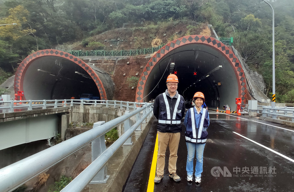 草埔隧道工程從102年開始,擔任工程督導的先生郭鑑智(左)一開始就進駐工地,身為工地主任的太太鄭敬伶(右)則來來去去等到104年中橫谷關工程結束後,才帶著當時就讀小3的兒子一起到草埔隧道工地住下來。中央社記者盧太城台東攝 108年12月12日
