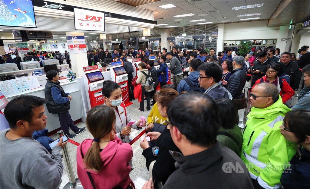 遠東航空13日起暫時停止營運,台北松山機場遠航櫃檯12日湧現人潮,大批民眾詢問及辦理退票作業。中央社記者王騰毅攝 108年12月12日