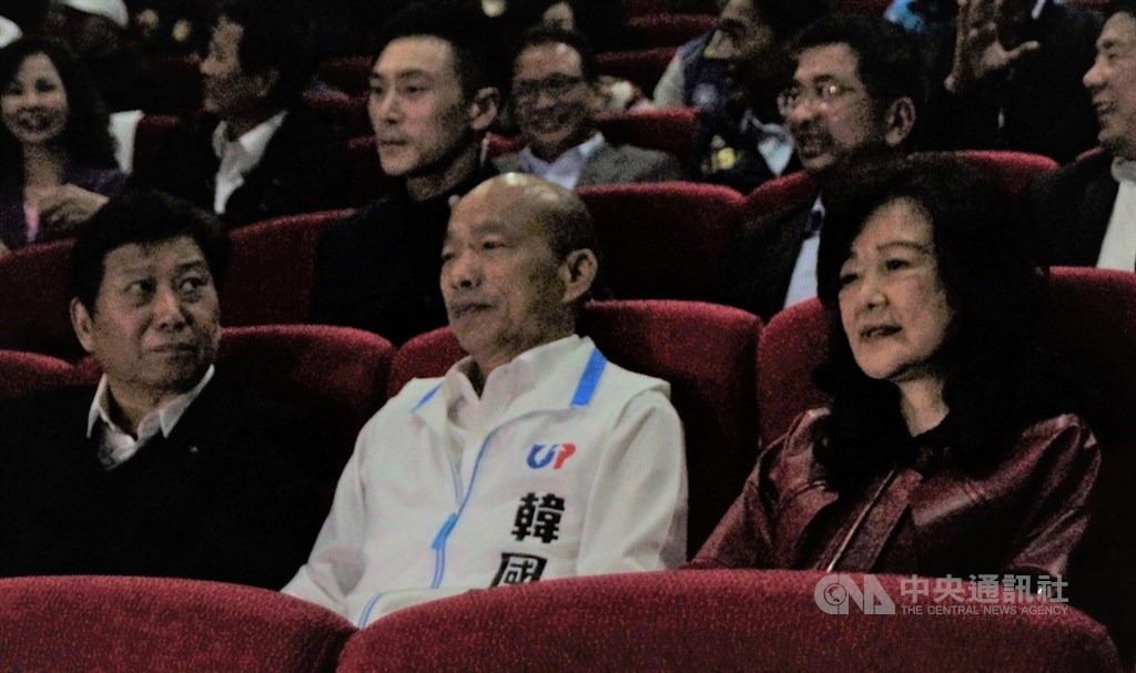 國民黨總統參選人韓國瑜(前中)11日晚間到高雄市一家電影院欣賞由導演王重正執導的愛國電影「祭旗」,以行動力挺國片。中央社記者程啟峰高雄攝 108年12月11日