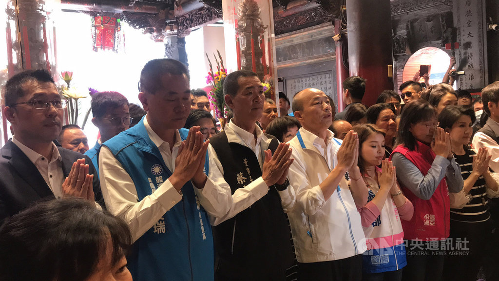 國民黨總統參選人韓國瑜(前左4)12日到雲林縣北港朝天宮參拜,退出民進黨的雲林縣副議長蘇俊豪(左)全程陪同,表態挺韓國瑜。 中央社記者姜宜菁攝 108年12月12日