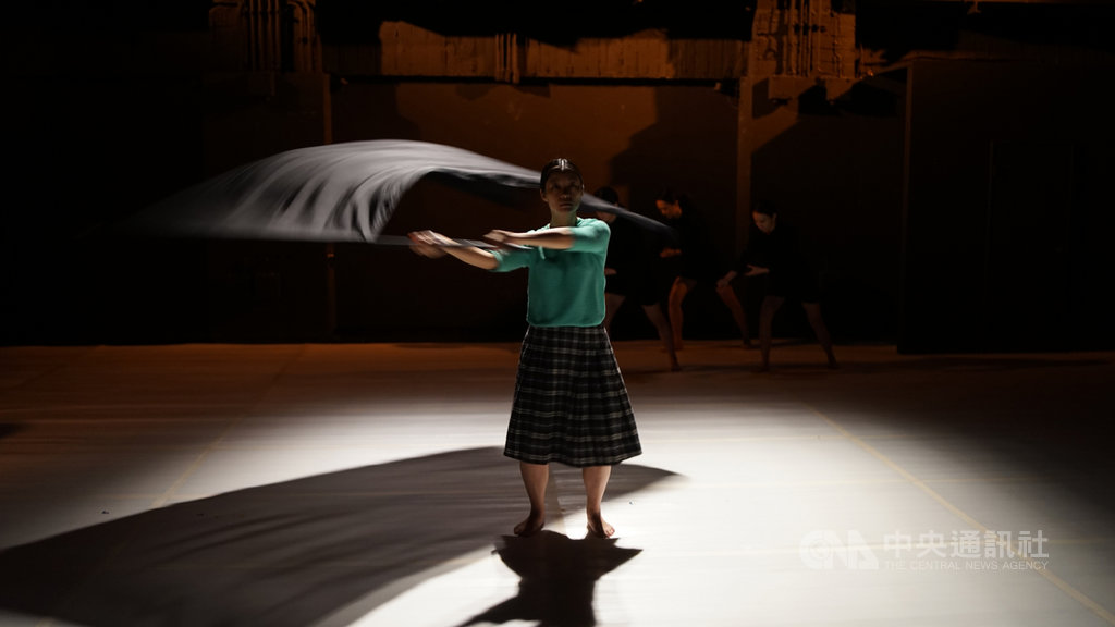 河床劇團12日在台北國家戲劇院實驗劇場舉行新作「無眠夜的微光」彩排記者會,導演郭文泰受訪表示,表演者揮舞的黑色大旗所代表的意義,開放觀眾自行詮釋。(河床劇團提供)中央社記者洪健倫傳真 108年12月12日