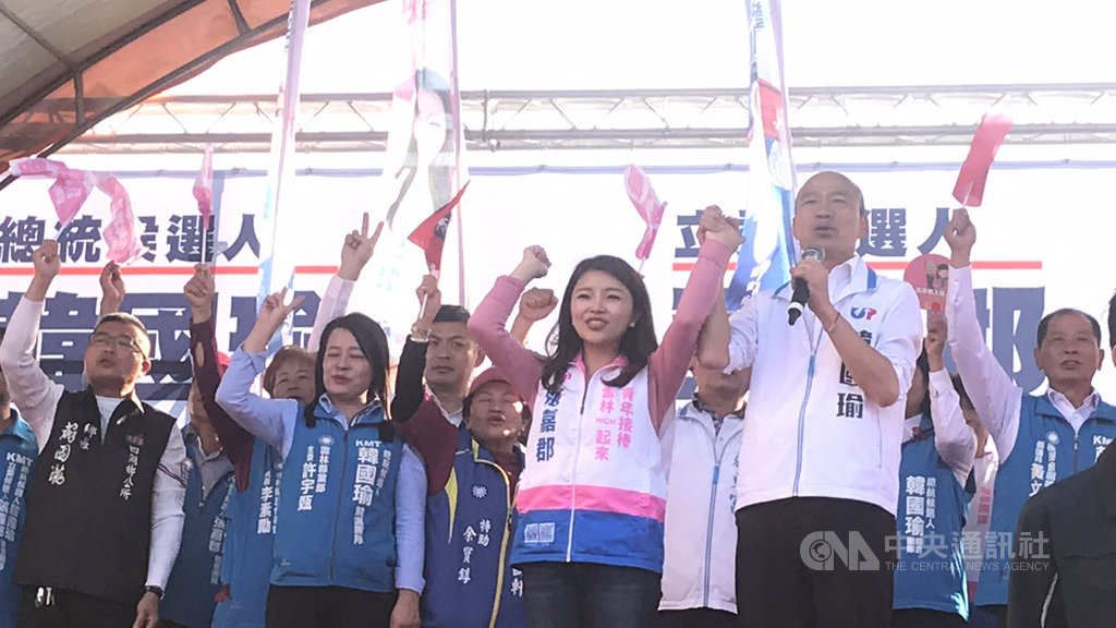 國民黨總統參選人韓國瑜(前右)12日到雲林縣參加北港鎮競選聯合服務處暨後援會成立大會,懇託支持者團結。中央社記者姜宜菁攝 108年12月12日