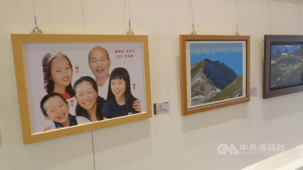 雲林縣北港文化中心近期舉辦雲林文化藝術獎作品展,現場其中一張作品為國民黨總統參選人韓國瑜全家福照,引發各界熱議。中央社記者姜宜菁攝 108年12月12日
