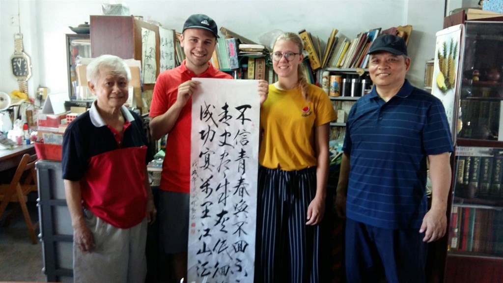 霍克斯(左2)自高中開始學習中文,他認為要親臨中文環境,學習文化,才可能學好中文。(霍克斯提供)中央社記者周世惠舊金山傳真 108年12月12日
