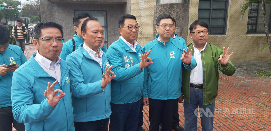 民進黨主席卓榮泰(前右2)12日下午前往宜蘭陪同黨籍立委參選人陳歐珀(前右3)掃街拜票,出發前眾人比出3號手勢,除了代表投票時每人有3票外,也籲請選民總統票投3號。(讀者提供)中央社記者王朝鈺傳真 108年12月12日