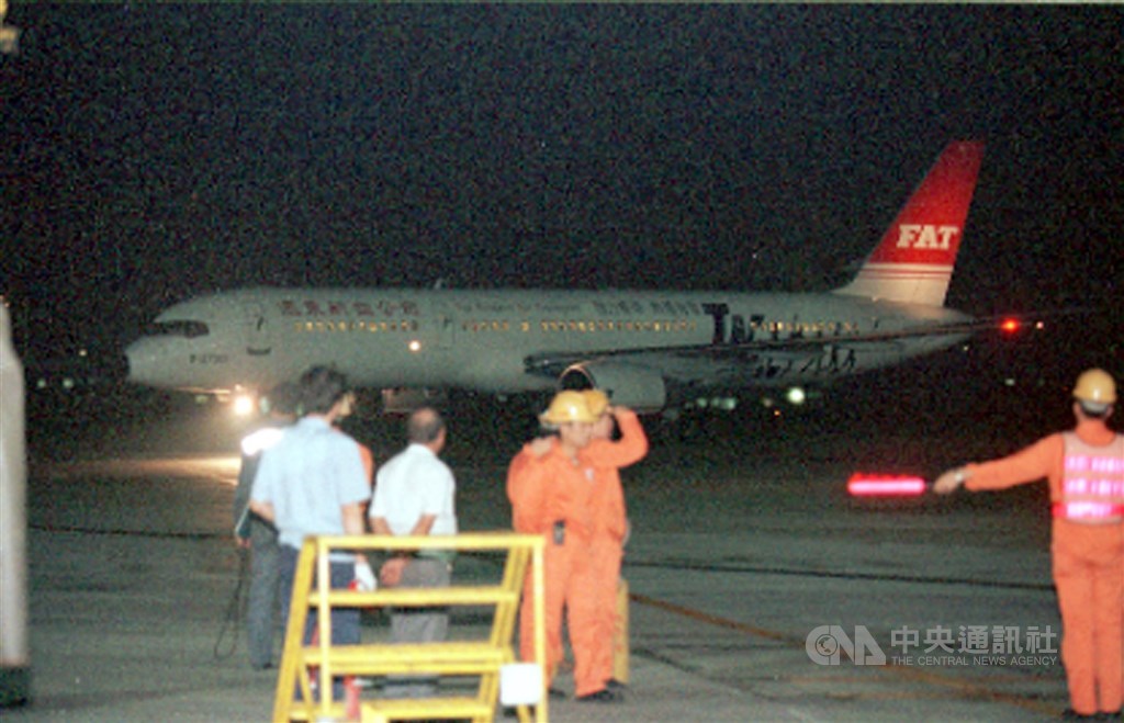 1997年3月10日,遠航FE128班機原訂由高雄飛往台北松山,遭台灣旅客劫持至中國福建廈門,當日晚間班機返抵台北,無人傷亡。(中央社檔案照片)