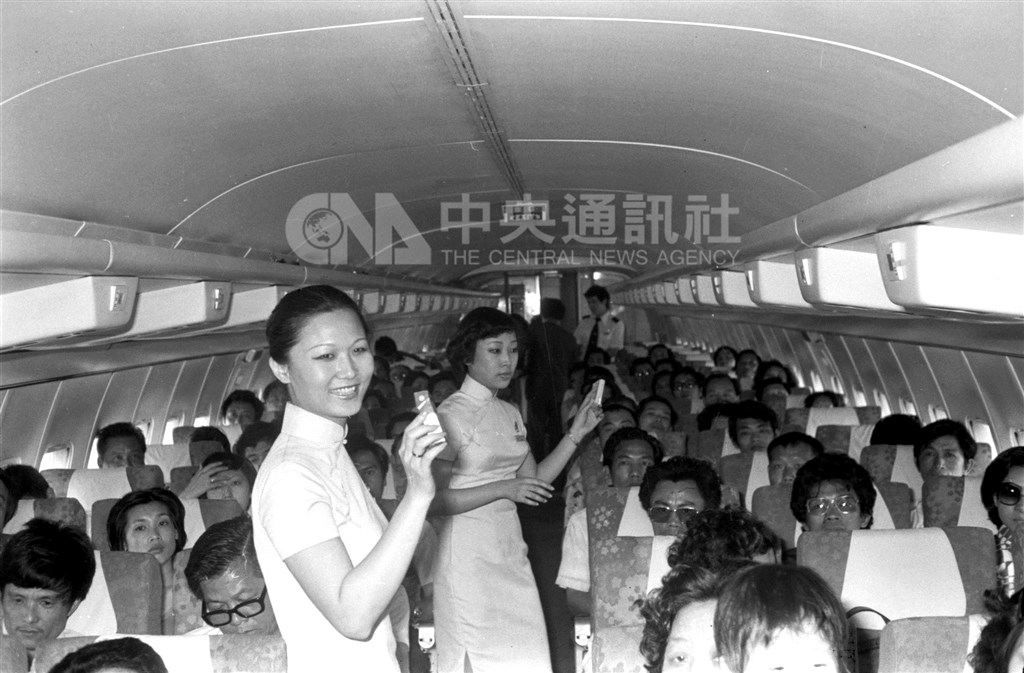 遠航公司空服員1978年在客機上向乘客解說國內航線禁菸情形。(中央社檔案照片)