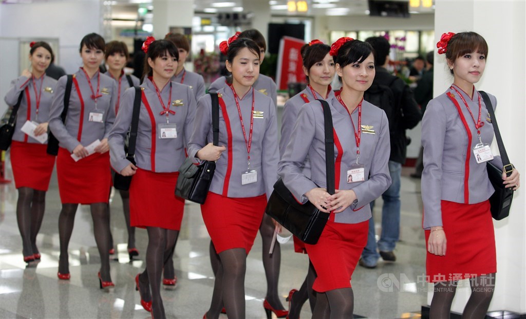 遠東航空2011年4月18日舉行復航典禮,全新設計的制服帶給乘客全新形象。(中央社檔案照片)