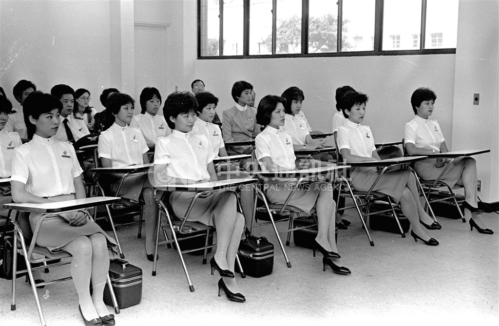 遠航空勤人員制服重新設計,1984年新進的女性空服員已不再穿著旗袍,改穿襯衫搭配裙子套裝。(中央社檔案照片)