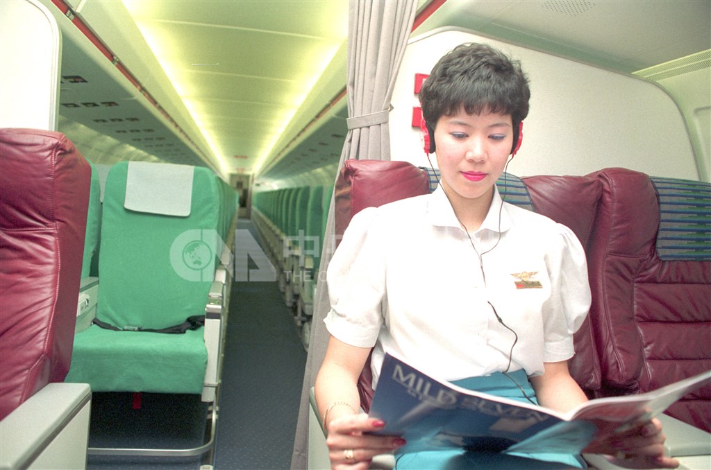 遠航1991年10月起以MD─82型新機飛航台北至高雄航線,這型號客機有154個座位,其中10個是頭等艙座位。(中央社檔案照片)