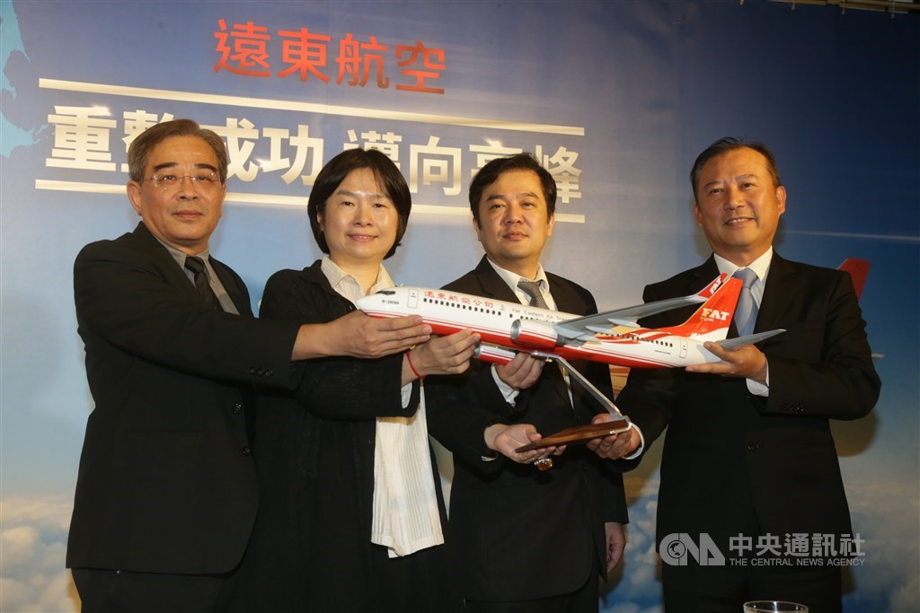 遠航2015年10月26日在台北舉行重整成功記者會,遠東航空董事長張綱維(右2)、營運長曾金池(右)、總經理黃宋丞(左)、重整人蔡慧玲(左2)出席。(中央社檔案照片)