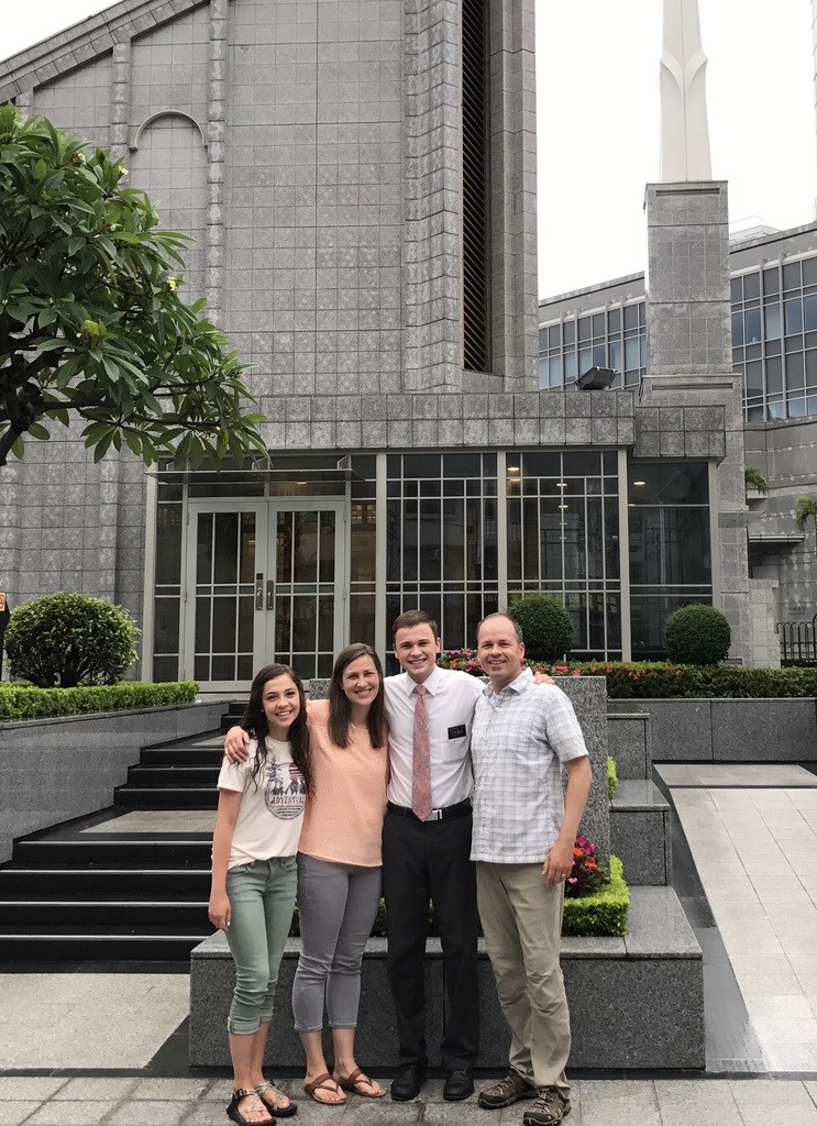 霍克斯(右2)第一次到台灣進行傳教之旅時,他的父親(右)與媽媽、妹妹特別來台灣旅行拜訪。(霍克斯提供)中央社記者周世惠舊金山傳真 108年12月12日