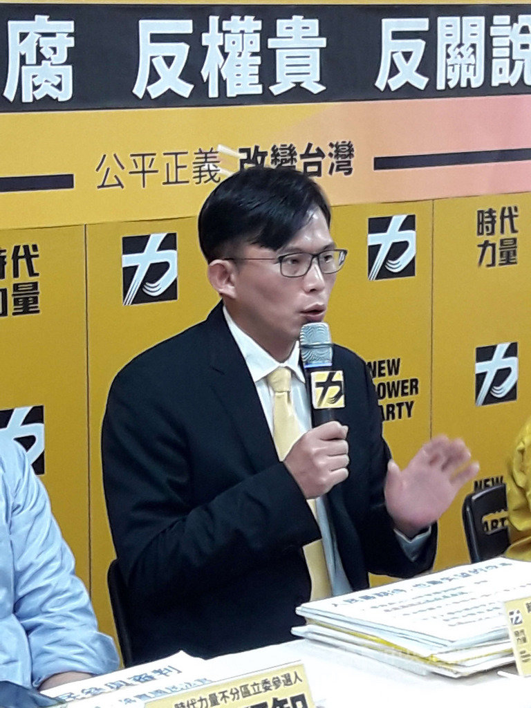 時代力量中央黨部12日舉行記者會公布政見,主張透過重懲司法關說、實現人民參與審判、消滅權貴司法、強化犯罪被害人權利保障,實現「司法正義」願景。與會立委黃國昌(圖)呼籲,台灣選舉應多花時間討論政見,展現台灣引以為傲的民主。中央社記者范正祥攝 108年12月12日