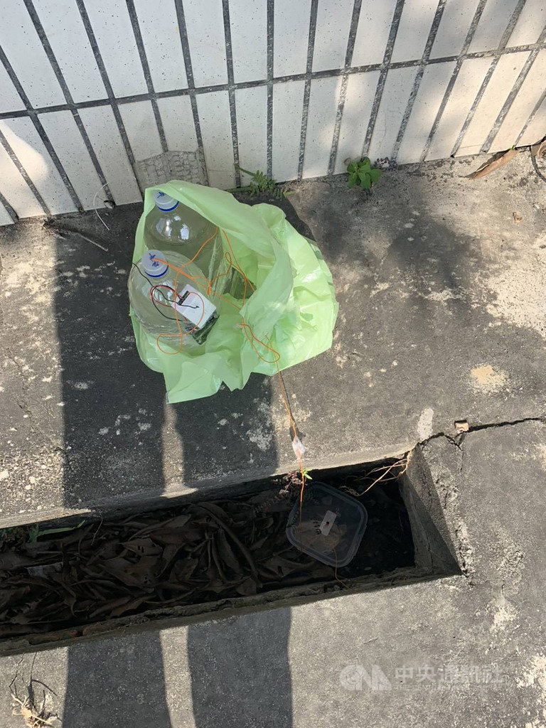 中國國民黨台南市後壁區黨部大門右側水溝旁12日遭置放一包不明物體,內有電線、液體及粉末,警方已移除並送化驗鑑識,正調查涉案人身分。(翻攝相片)中央社記者張榮祥台南傳真 108年12月12日