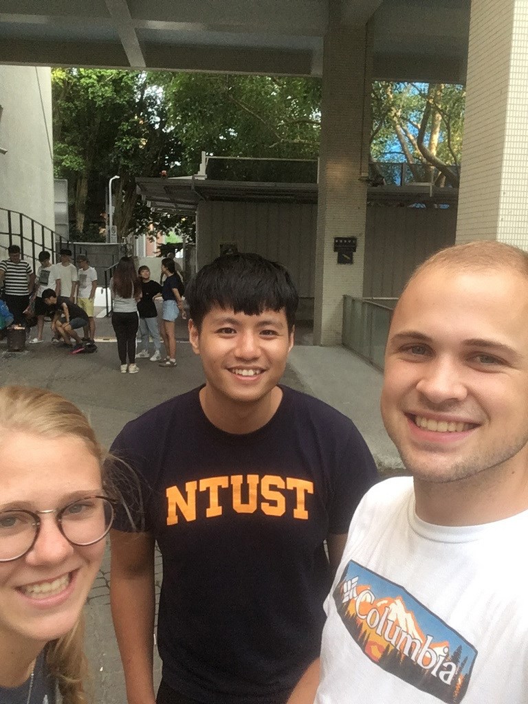 2019年夏天,就讀於楊百翰大學的美國大學生霍克斯(右)到台科大的高速3D列印研究實驗室實習,對友善、認真的台灣學生印象深刻。(霍克斯提供)中央社記者周世惠舊金山傳真 108年12月12日