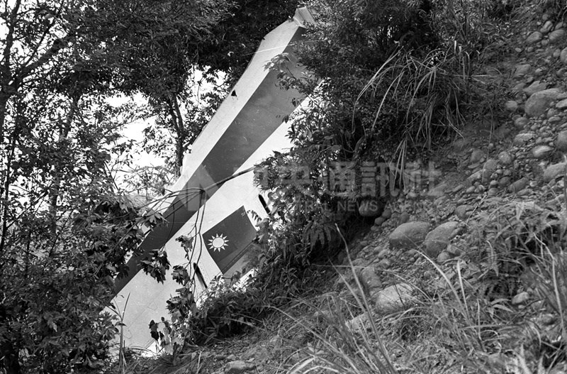 1981年8月22日,遠航103號班機由台北飛往高雄途中,在苗栗縣三義鄉山區墜毀,機組員及旅客共110人全數罹難。(中央社檔案照片)