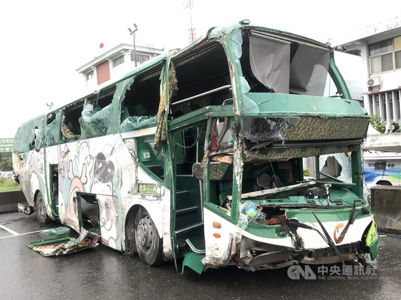阿羅哈客運2019年6月在國道發生翻車意外,造成3死13傷,檢方12日公布起訴書,駕駛郭明德開車時多次閉眼疲勞駕駛,依過失致死罪起訴。(中央社檔案照片)