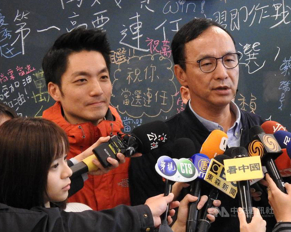 國民黨總統參選人韓國瑜全國競總主委朱立倫(右)12日下午為台北市第3選區立委參選人蔣萬安(右2)加油打氣,並酸民進黨立委參選人吳怡農高顏值應打高素質選戰。中央社記者余祥攝 108年12月12日