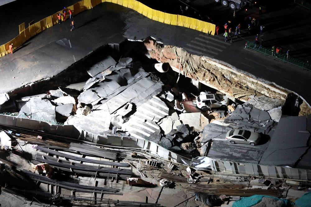 中國廈門地鐵施工處附近12日晚驚傳大面積道路塌陷,導致行駛中的車輛落入坑洞,目前尚無人員傷亡傳出。(中新社提供)