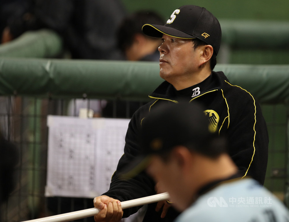 2019亞洲冬季棒球聯盟韓職聯隊例行賽戰績墊底,總教練朴治王(後)13日表示,沒有帶上最好的球員來,有在反省。中央社記者張新偉攝 108年12月13日