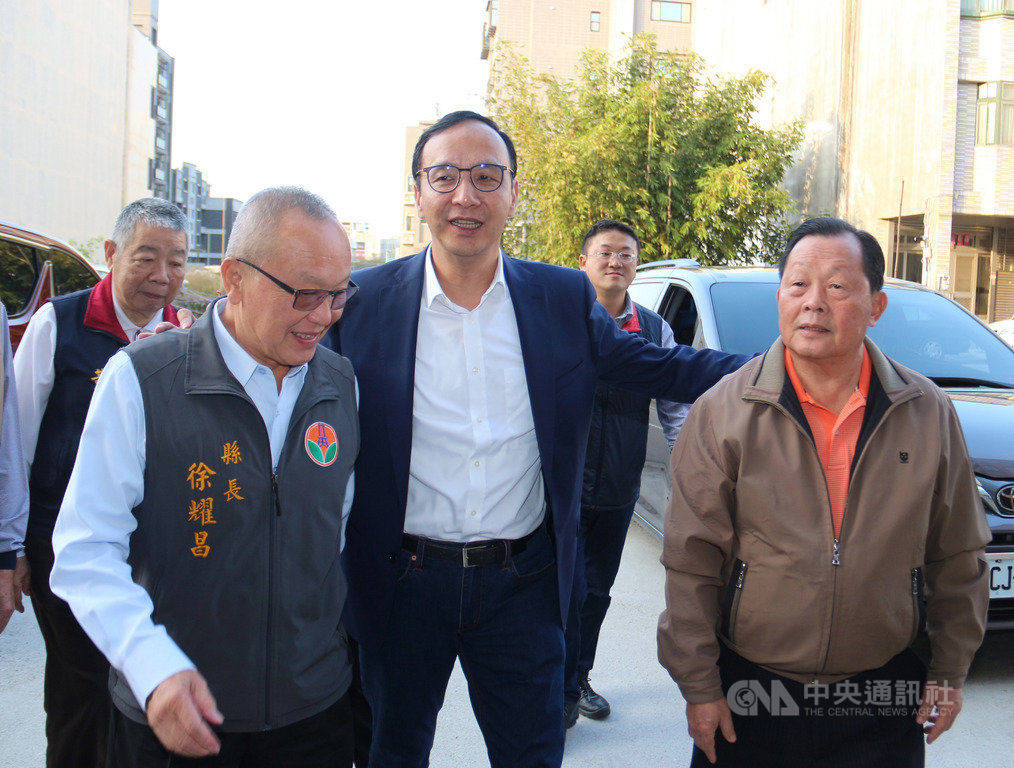 國民黨總統候選人韓國瑜全國競總主委朱立倫(前中)13日拜會苗栗縣長徐耀昌(前左)、前縣長劉政鴻(前右),並請劉政鴻擔任全國競總副主委,盼整合中央與地方,發揮國民黨最大戰力。中央社記者管瑞平攝 108年12月13日
