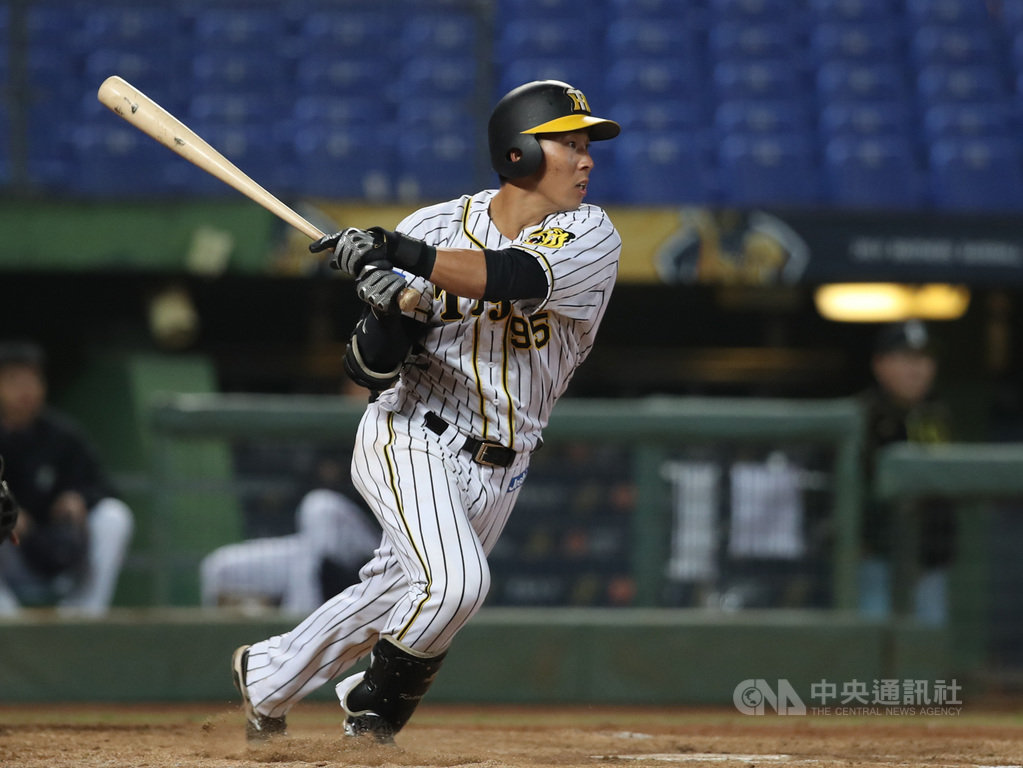 2019亞洲冬季棒球聯盟日職白隊13日晚間在台中洲際棒球場舉行的排名賽中迎戰韓職聯隊,日職白陣中片山雄哉單場敲出3支安打。中央社記者張新偉攝 108年12月13日
