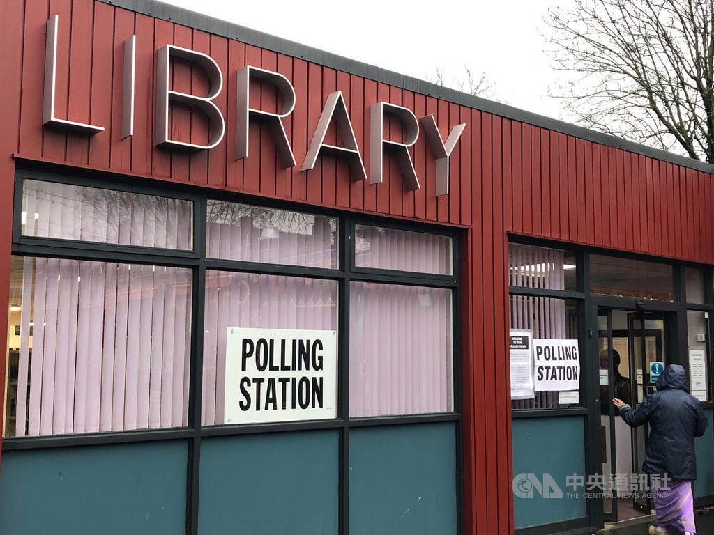 英國傳統5年舉行一次大選,不過下議院10月通過首相強生提前大選法案,迎來英國5年內第3次大選。圖為英國下議院大選12日登場,圖書館化身投票所。中央社記者戴雅真倫敦攝 108年12月12日