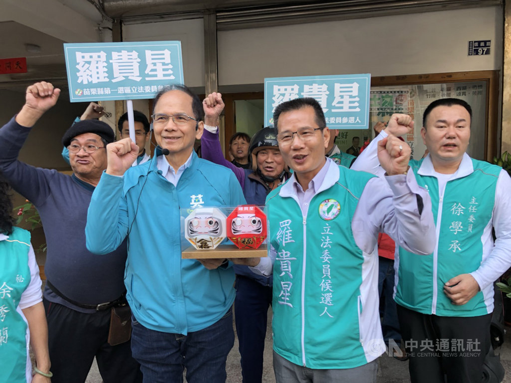 民進黨中央助選團總團長游錫堃(前左2)13日表示,國民黨副總統候選人張善政談及總統蔡英文未婚、未生子等發言「有歧視」,過去認為張善政是謙謙君子,但發現「參選後好像變了」。中央社記者管瑞平攝 108年12月13日