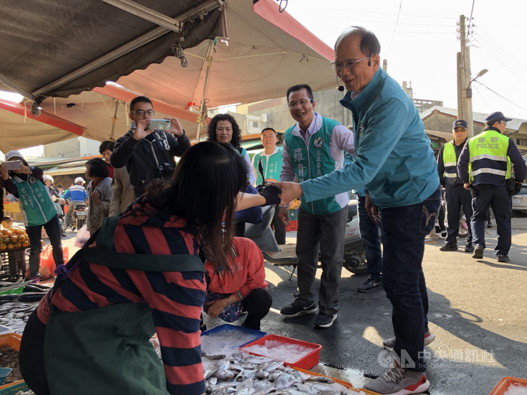民進黨中央助選團總團長、前行政院長游錫堃(前右)13日到苗栗助選,陪同第1選區立委參選人羅貴星(前右2)到通霄市場掃街拜票。中央社記者管瑞平攝 108年12月13日