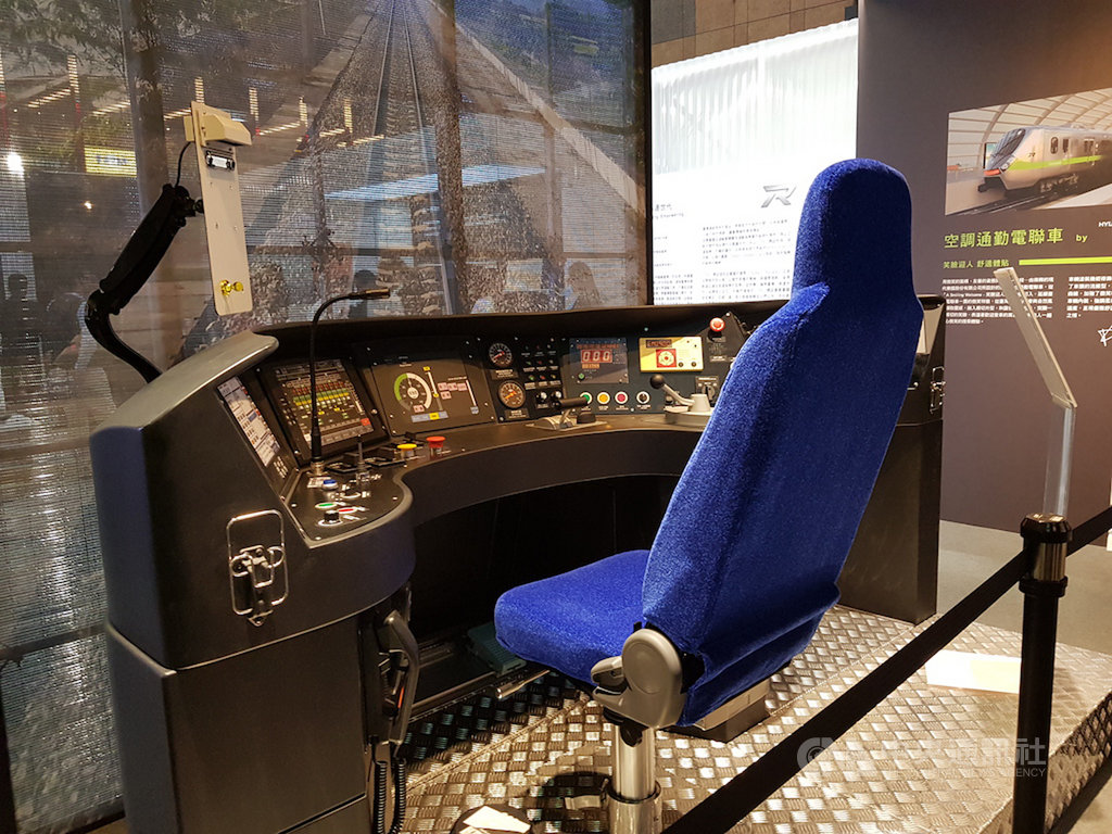 台鐵局13日起至15日在台北車站大廳舉辦「鳴日-台鐵美學復興」特展,展示2款台鐵新購列車,圖為韓國現代樂鐵團隊設計的「空調通勤電聯車」,車頭以微笑的面頰迎接旅客,設計從「台灣精神」出發,延續台鐵電聯車一貫的微笑特徵,現場也展出空調通勤電聯車EMU900模型,並以1比1原型打造駕駛台。中央社記者鄭景雯攝 108年12月13日