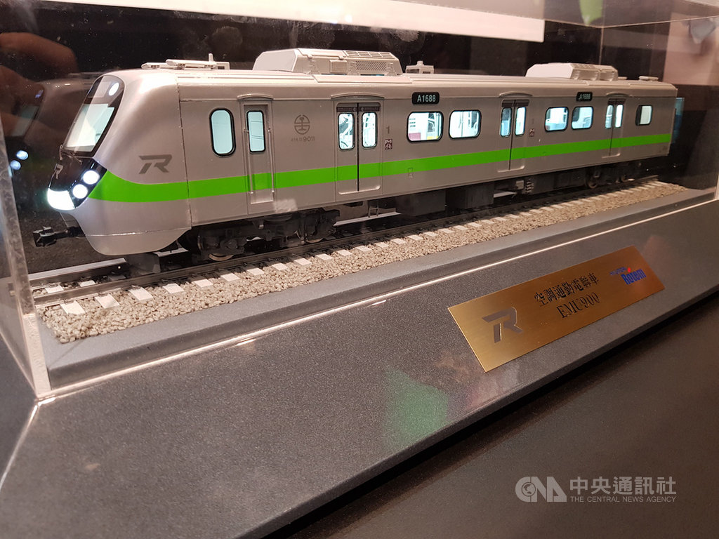 台鐵局13日起至15日在台北車站大廳舉辦「鳴日-台鐵美學復興」特展,展示2款台鐵新購列車,韓國現代樂鐵團隊設計的「空調通勤電聯車」車頭以微笑的面頰迎接旅客,設計從「台灣精神」出發,延續台鐵電聯車一貫的微笑特徵,現場展出空調通勤電聯車EMU900模型。中央社記者鄭景雯攝 108年12月13日